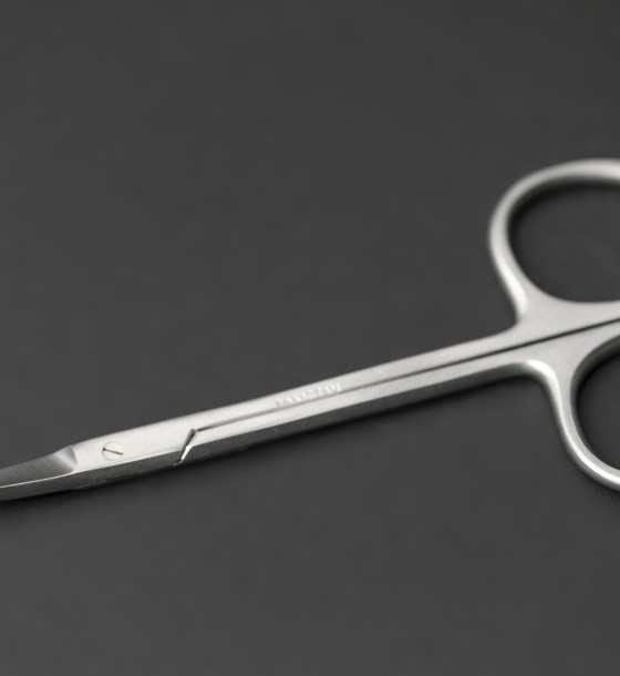 مقص القزحية من النوع المنحني