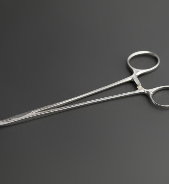 ملقط الشريان المنحني منحنى 20 سم