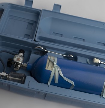 أسطوانة أكسجين مع حقيبة - متوفرة بأحجام 2 لتر، و 5 لتر للاستخدام المنزلي والسفر